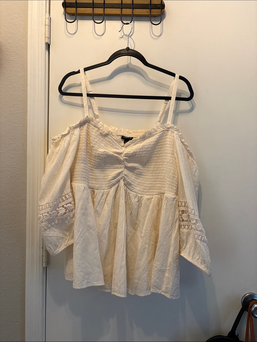 Torrid NWOT Cream Off-Shoulder Peasant Cottagecore top w/ Lace Trim Size 2 Boho